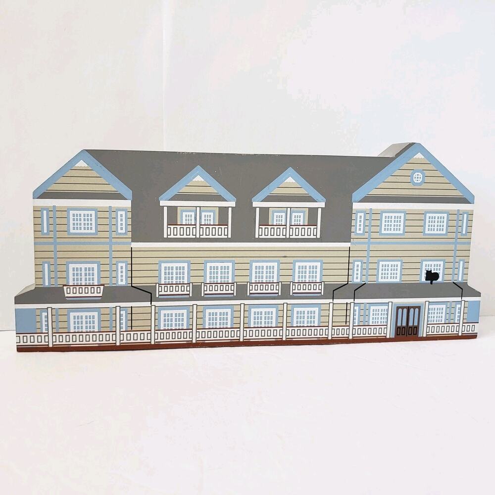 Vintage Cat's Meow Carlisle Village Inn Walnut Creek Ohio‎ Shelf Sitter 1997